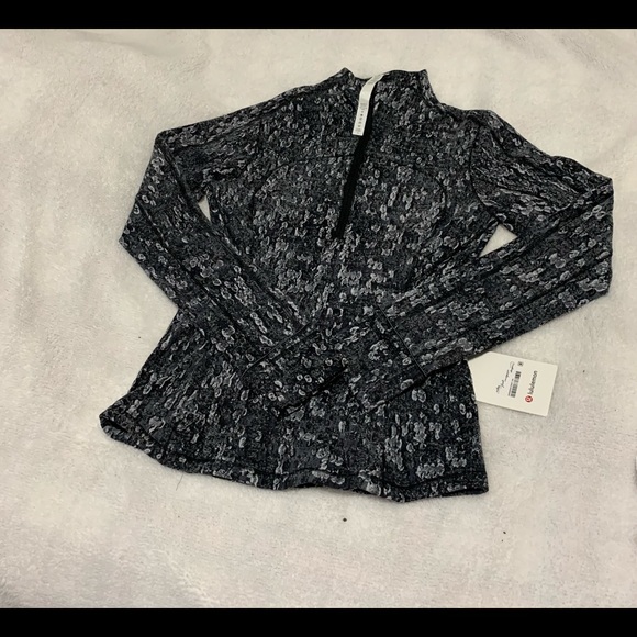 Lululemon 1/2 zip pullover - Picture 3 of 3